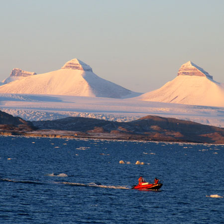 Svalbard Peaks Boat